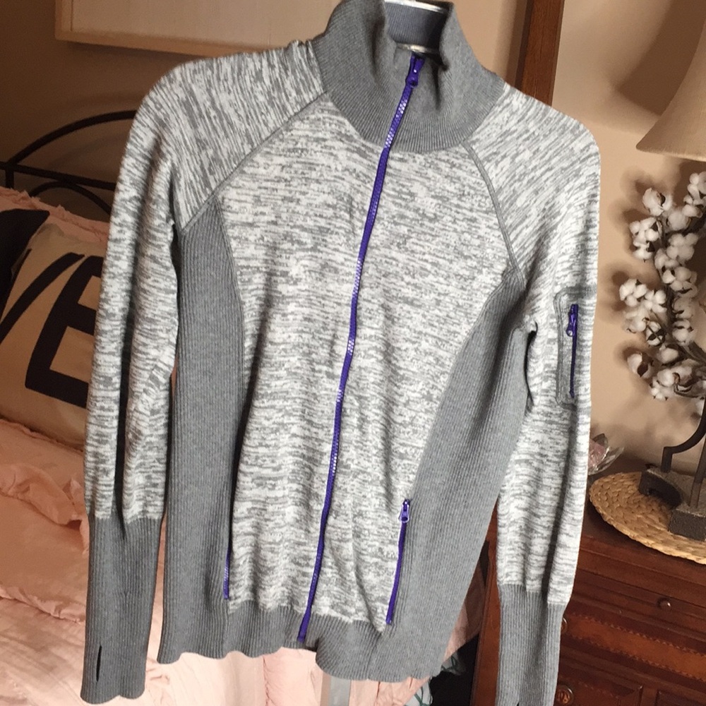 Skyr Thumb Hole Full Zip Top - L